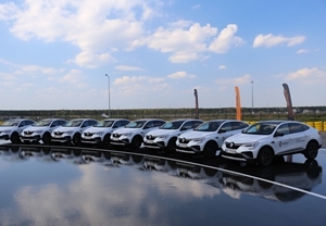 Szkoła dysponuje flotą corocznie wymienianych samochodów szkoleniowych, serwisowanych przez Renault Polska.