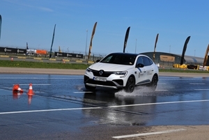 Trenerzy Szkoły Bezpiecznej Jazdy Renault to licencjonowani instruktorzy techniki jazdy, wysoko wykwalifikowani również w dziedzinie jazdy defensywnej oraz ecodrivingu.
