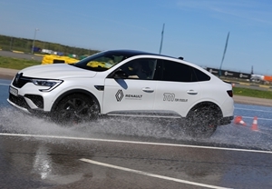 Informacje o Szkole Bezpiecznej Jazdy Renault, zajmującej się szkoleniami w dziedzinie bezpiecznej jazdy samochodem, ekojazdy oraz reagowania w sytuacjach awaryjnych.